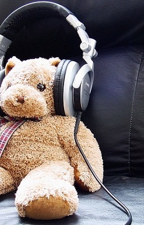 listening_to_music.jpg (65061 byte)