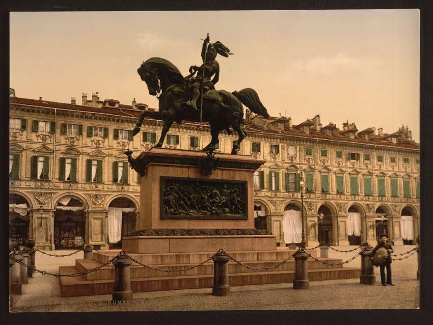 Monumento-ad-Emanuele-Filiberto.jpg (66937 byte)