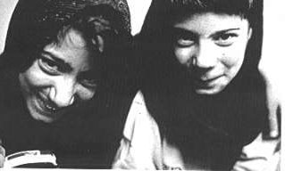 Massoumeh e Zahra Naderi in Sib (La mela), 1998